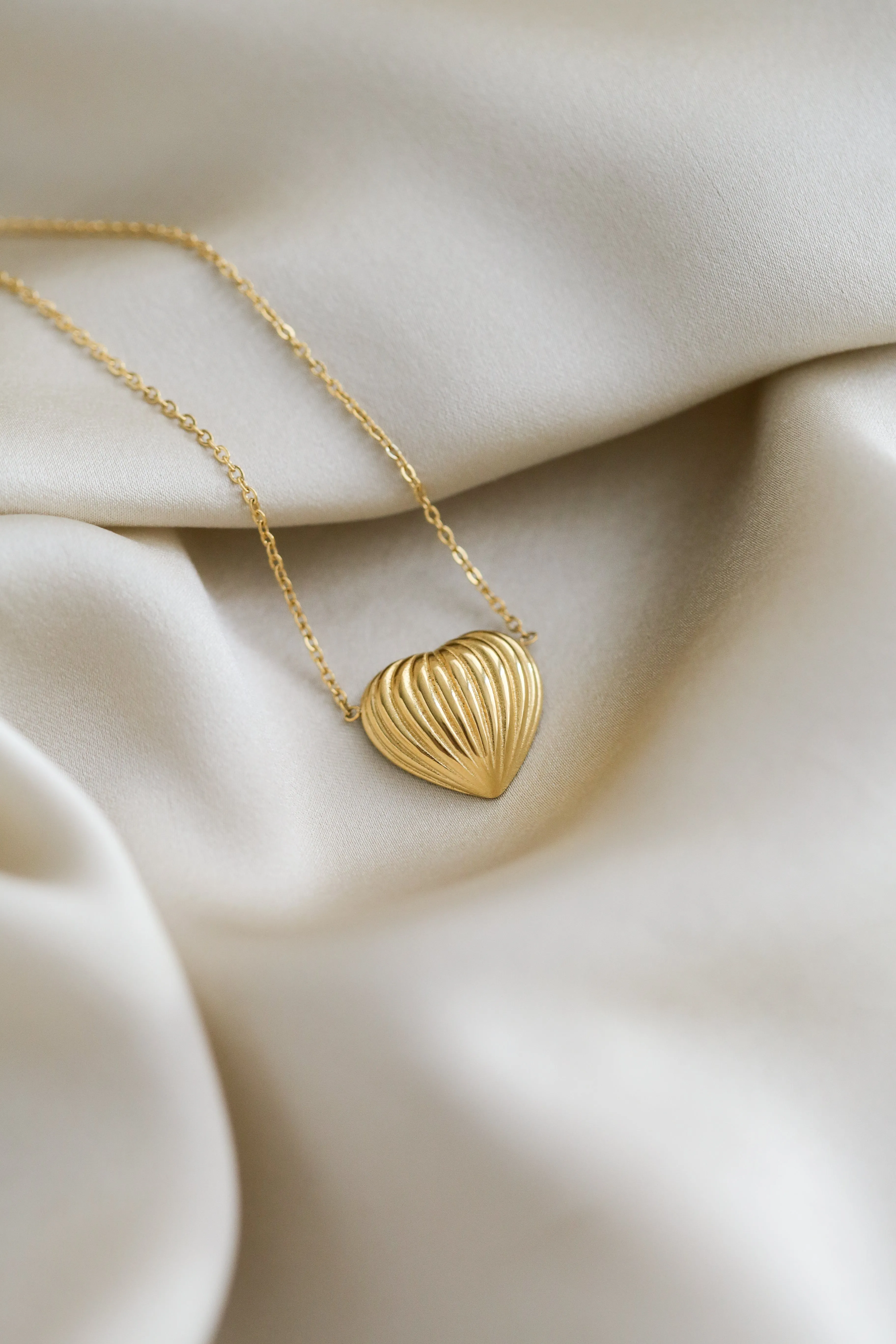 The Heart - Ribbed Pendant Necklace